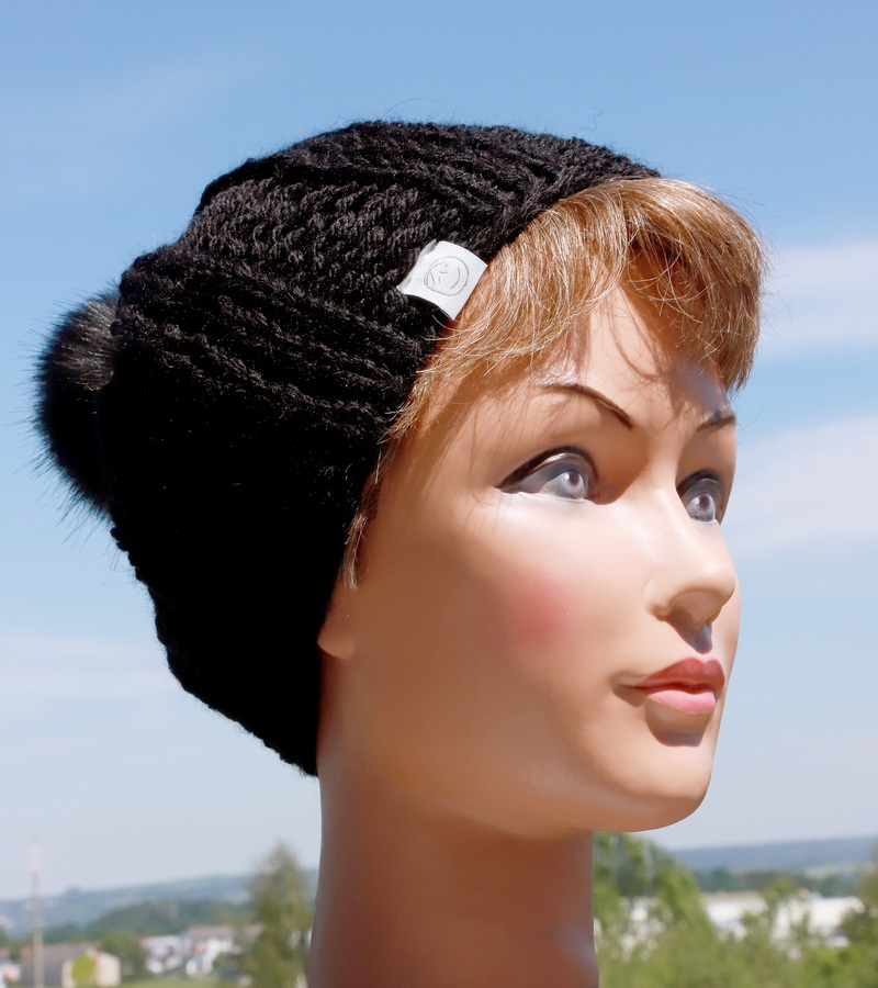 Modell Gudrun, schwarz, Bommel