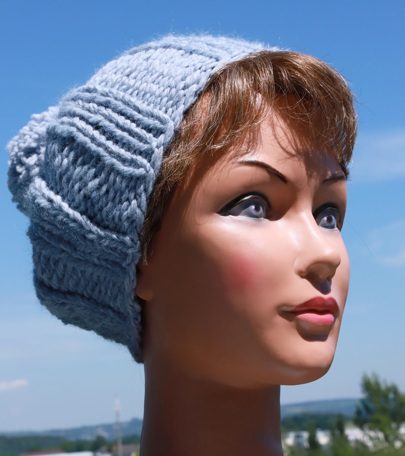 Modell Gudrun, hellblau, Bommel